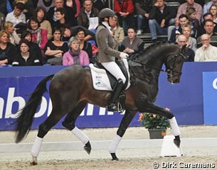 Emmelie Scholtens aboard Apache (by UB40 x Krack C x Inspekteur)