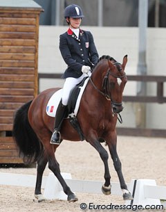 French Victoria Saint-Cast and Dragon Heart rode a program error, making a simple change from the left lead back to the left and forgot to fix it in the rest of her test, otherwise she would have scored much higher.