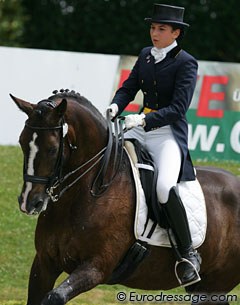 The Russians did suprisingly well at the 2010 European JR/YR Championships. Anna Balashova and Bonapart stood out with fluent trotwork, a decent walk and a nice contact with the bit.