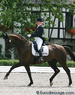 Belgian Eline de Coninck on Don Warohn (by Dormello) were unwavered by the wind. Very well regulated trot work with much relaxation. They showed one of the nicest simple changes. They finished 21st with 66.737 %