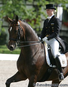 Jill de Ridder and Charmeur. Lovely pair but Charmeur is still very inconsistent in the contact with the bit. In trot he pushes himself high, in canter he gets deep. The trot was fluent though and the right walk pirouette tiny