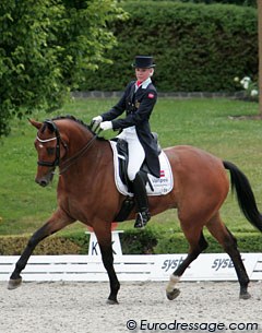 Julia Gerhardsen and Toxic van Riethoven put in some excellent, lightfooted trot work. Some tension crept into the test after the walk and Toxic ground his teeth. One change was before the marker, the last croupe high. Lovely pair nonetheless