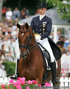 Fabienne Lutkemeier and D'Agostino start their freestyle. The arena is packed with spectators to watch her ride