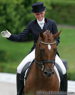 Bloodlines explain a lot: Camilla Orloff's Utah is out of a Vulcaan dam, which is a harness horse: less flexible in the top line but impressive movements. The test had lots of energy, but lacked looseness in the body.