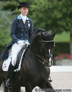 Italian Martina Spada and the 13-year old Oldenburg stallion Welfenadel (by Welt Hit II x Pablo). It's nice to see riders smile and be appreciative of riding at the European Championships