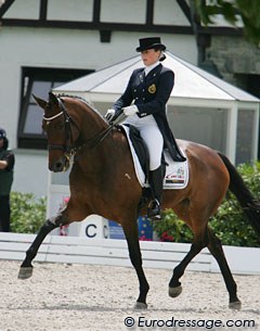 Belgian Julie van Olst and No Problem finished 10th with 69.421%. Trained by Gudrun Schlack, Van Olst excelled in the trot extension. No Problem is an 7-year old Belgian bred mare by No Limit (by Balzflug x Belmondo)