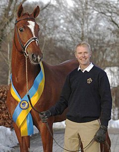 Jan Brink holding JJ Rayban, the 2010 Swedish Warmblood Stallion Performance Test Winner :: Photo © Krister Lindh