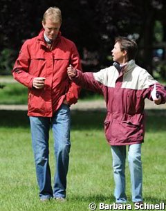 Trainer Olivier Oelrich in conversation with German pony chef d'equipe Cornelia Endres