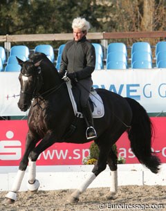 Uta Gräf and the Holstein bred Le Noir finished second in the Hagen Medien Cup Qualifier. Here you see them schooling early in the morning