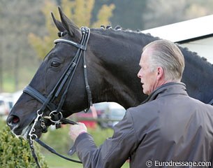 Ernst Hoyos holding Petra Wilm's King Arthur