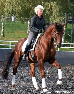 Gräf doing canter work with Damon Jerome, who's nicknamed DJ