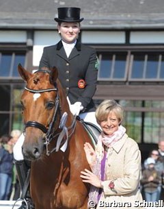 Florine Kienbaum and Good Morning M being congratulated by Ann Kathrin Linsenhoff