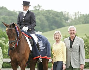 Ing Janke aboard Suntreader, Markel show circuit sponsors Lisa and John Seeger next to the winning pair