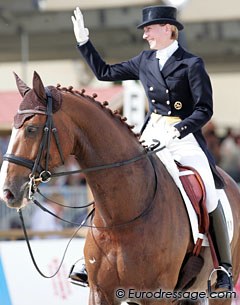 Anabel Balkenhol waves to the crowds. She seems happy about her ride on Dablino (by De Niro)