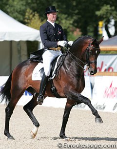 Bad luck for Danish Sune Hansen. His Grand Prix horse Gredstedgardens Casmir became unlevel in the warm up and had to be withdrawn. The sympathetic Dane did show Blue Hors Rush Hour (by Rubin Royal x Strohmann xx) in the small tour