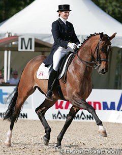 Ashley Holzer aboard Eliane Cordia's Jewel's Sonnenstern, an Oldenburg gelding by Sandro Hit x Sion. The only pair actually smiling during their ride. How fun is that to watch!!