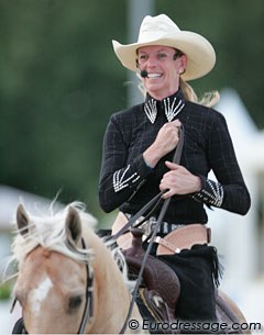 We haven't seen Anky have this much fun in a long time. Her reining clinic in Lingen was entertaining and educational. She told the crowds that in reining a halt has to be immobile: 4 steps back and you're eliminated from the test. Try that for dressage?!