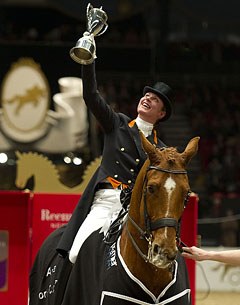 Adelinde Cornelissen and Parzival win the 2010 CDI-W London Kur to Music