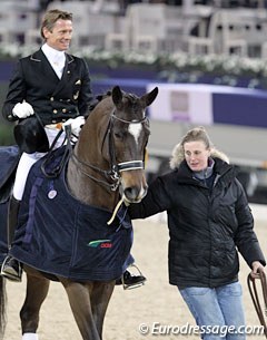 Edward Gal and Sisther de Jeu led into the arena by groom Vanessa Ruiter for the prize giving ceremony. The mare was scared and got walked out straight away. Edward did the award ceremony and victory lap on foot