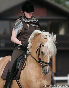 Katharina Weychert schooling Golden Derano C