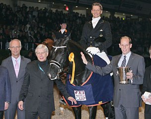 Trond Asmyr and Paul Schockemöhle standing left of Edward Gal and Totilas at the Neumunster prize-giving ceremony