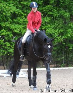 Sanneke Rothenberger on Deveraux. She is one of the unfortunately very few riders wearing a helmet at the show!