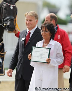 Uno Donna Unique's breeder Joan Andreasen gets rewarded with a WBFSH certificate handed by the president of the World Breeding Federation, Jan Pedersen