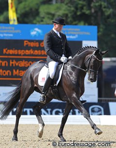 Danish John Hvalsoe Saul on the Trakehner stallion Aston Martin (by Monteverdi x Sixtus). Some mistake in the transitions and some tension reduced the submission score, but the horse has a nice trot and canter. They scored 8.04