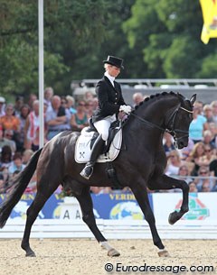 Eva Möller and the Hanoverian Sarkozy (by Sandro Hit) had an off-day in the finals. Contact issues, a bad pirouette, lack of impulsion & an unfortunate program error reduced the score to 8.02. The walk was super.