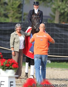 Emmelie Scholtens' mom also wants to be in the picture with her World Champion daughter and Astrix. Boyfriend Jeroen Witte is the photographer at hand