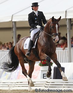 Minna Telde and Isac were very promising in the preliminary Test (6th) but dropped to a 9th place. She was last to go but had to ride in a very noisy ring as the Dutch were already popping champagne and celebrating Astrix' victory.