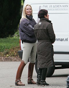 American Grand Prix rider Katherine Bateson is staying with Jeannette Haazen to train her new horse Nartan. The two visited the show in Weert as Haazen had to train a Belgian student of hers.