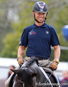 Fortunately Steffen Peters sets a good example: nice helmet, big smile!