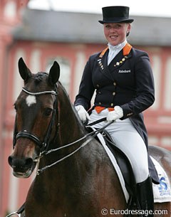 Jenny Schreven and her 18-year old KWPN bred Krawall (by Focus). They showed some lovely stuff, but the rear in the piaffe at X was unintential. Schreven kept smiling nonetheless!