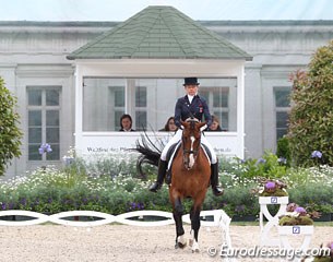 Marcela Krinke-Susmelj and Corinth in front of a newly painted judging box in Aachen