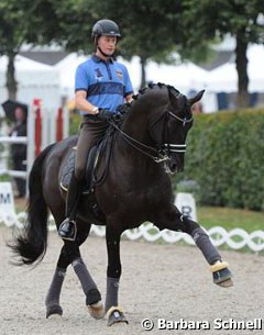 Matthias Rath schooling Totilas. At least this conscientious young rider is wearing a helmet and setting an example. Well done!!!