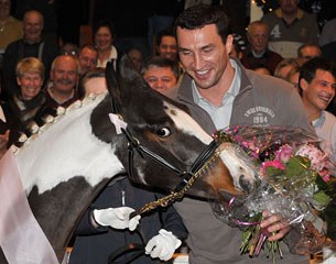 Wladimir Klitschko buys a paint for the Pink Ribbon Campaign