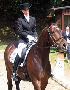 Isabel Bache and Fairytale wrap up their ride at the 2011 CDN Bargstedt
