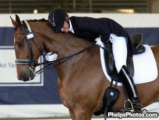 Shannon Peters gives Odyssey a big hug after her ride :: Photo © Phelpsphotos.com