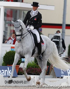 Swiss Markus Graf on Ronaldo (by Gribaldi x Pion). The Swiss team rider wore an interesting coat with grey lapels