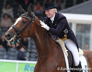 German based Finnish rider Emma Kanerva gives a big pat to her SINI Spirit (by Espri x Glucksgriff). Trained by Hubertus Schmidt, this pair slotted in 20th with 70.198%