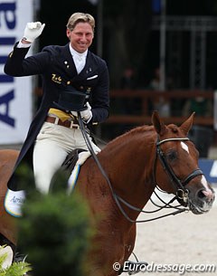 Patrik Kittel waves to the crowds