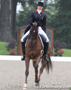 Philippa Hutton rode flying changes on Duela (by Dimaggio) with one hand