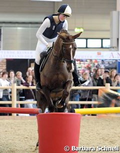 Young eventer Eva Böckmann did a clinic with Martin Plewa on "The importance trust when training an eventer", which resulted in this premiere, where the two of them jumped over an overstuffed chair