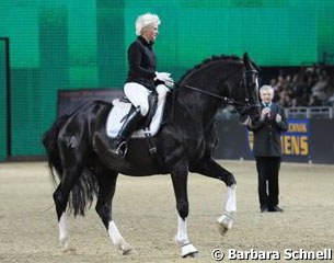 Uta Gräf & Jessica Süss did a presentation with Christoph Hess, during which Uta rode Le Noir first with a two-bit and then a bitless bridle. Pity Uta did not wear a helmet as such a big public event!