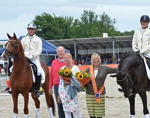 The Jansen family (Hans, Welmoed, Grietje) flanked by Laurens van Lieren on Chagall D&R and Madeleine Witte-Vrees on Wynton :: Photo courtesy kwpn.nl