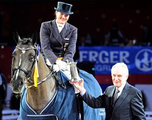 Carola Koppelmann on Desperado OLD gets congratulated by Hans Peter Schmidt (Photo © Karl Heinz Frieler)