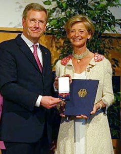 Christian Wulff hands the German Cross of Merit to Ann Kathrin Linsenhoff