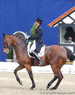 She's by Singular Joter and named Sunrise, but it's not Imke Schellekens' horse. This Sunrise (dam sire Gardeoffizer) was ridden by Markus Engelbert.