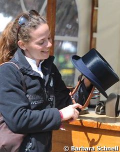 Jessica Süss checking out the top hat helmet